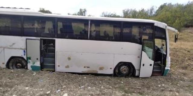 Ağsu aşırımında turistləri aparan avtobus aşıb-yaralılar var