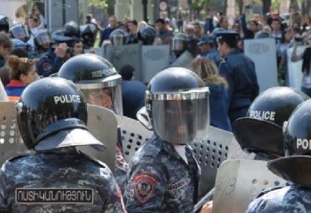 Yerevandakı mitinqdə polis Robert Koçaryanın oğlunu döyüb