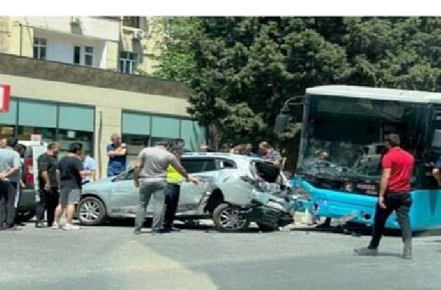Bakıda avtobusla "OPEL" toqquşub, iki nəfər ölüb