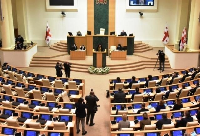 Gürcüstan parlamenti prezidentin impiçmenti məsələsinin müzakirəsinə başlayıb