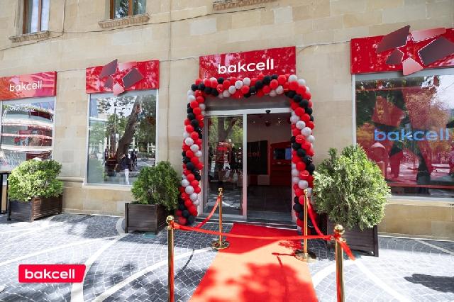 “Bakcell” Fəvvarələr meydanında yeni innovativ mağazasını təqdim edib!