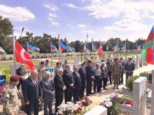 Antiterror əməliyyatlarının ildönümü münasibətilə İkinci Fəxri xiyabanda anım mərasimi keçirilib