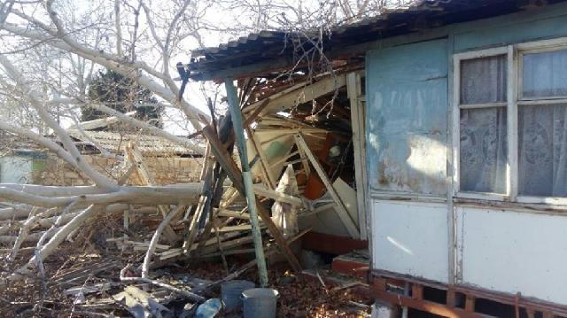 Güclü külək Göyçayda binaların dam örtüyünü dağıdıb