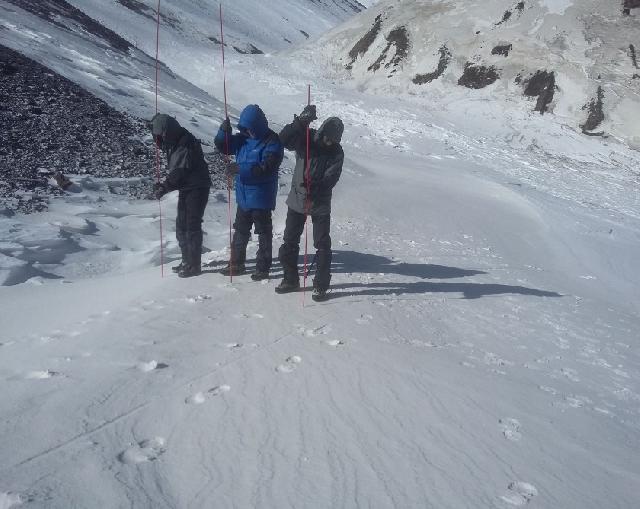 İtkin düşmüş alpinistlərin axtarışları mürəkkəb relyefli yüksək dağ massivində aparılır