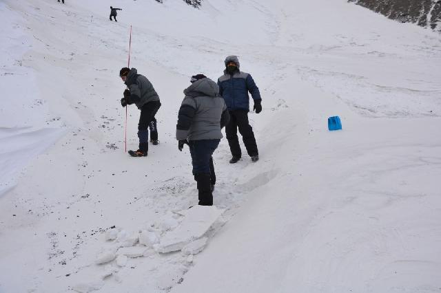 İtkin düşmüş alpinistlərin axtarışı gün ərzində davam etdirilib