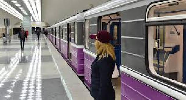 Metroda qatarların hərəkətində gecikmə yaranıb