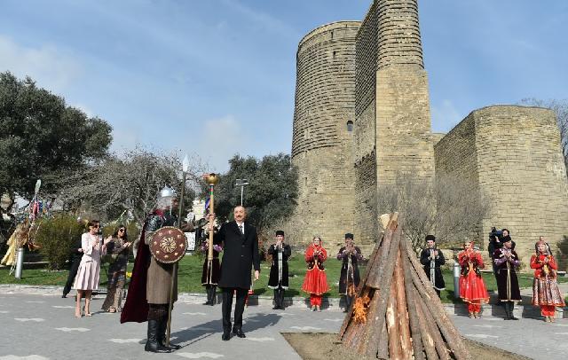 İlham Əliyev Novruz tonqalını alovlandırdı