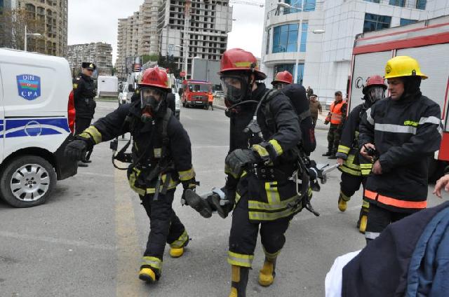 Paytaxtda çoxmərtəbəli yaşayış binasında yanğın həyəcanı