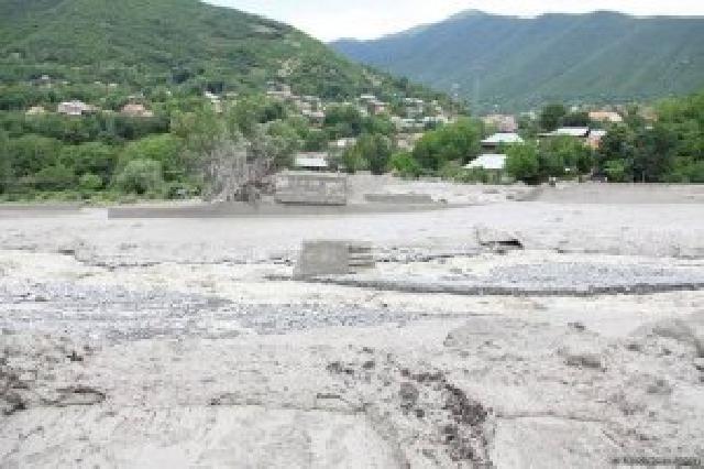 Şamaxıda sel körpünü dağıtdı, avtomobili apardı