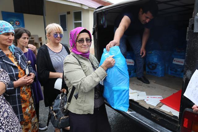 "Bakcell" şirkəti təbii fəlakətdən zərər çəkmiş bölgələrin sakinlərinə dəstək göstərib