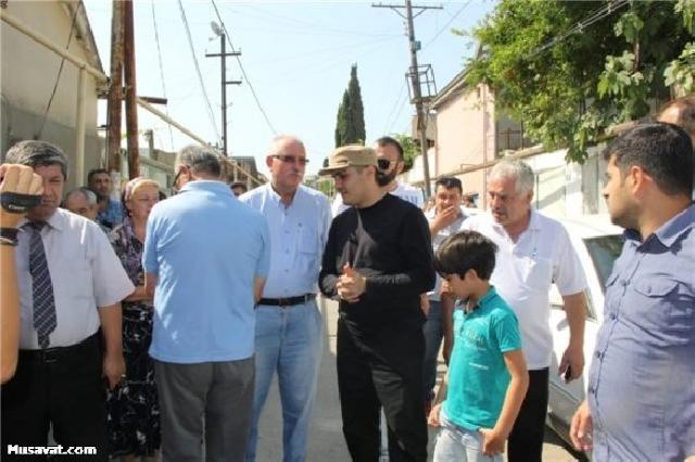 Mehman Hüseynov anasının dəfn mərasimində iştirak edib