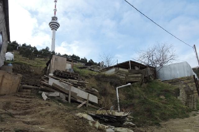 Bayılda sürüşmə aktivləşib: 1 ev tamamilə dağılıb