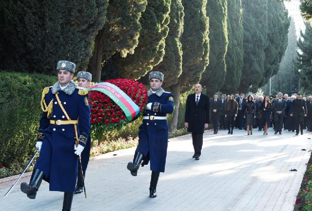 Prezidenti İlham Əliyev ümummilli lider Heydər Əliyevin məzarını ziyarət edib