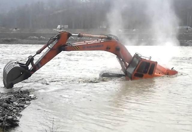 Qubada çaya aşan ekskavatorun sürücüsünün axtarışları davam etdirilir