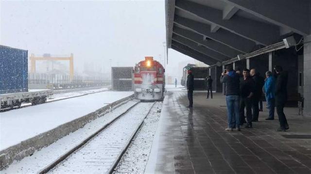 Bakıdan Ankaraya gedən qatarı Qarsda bəy-gəlin qarşıladı