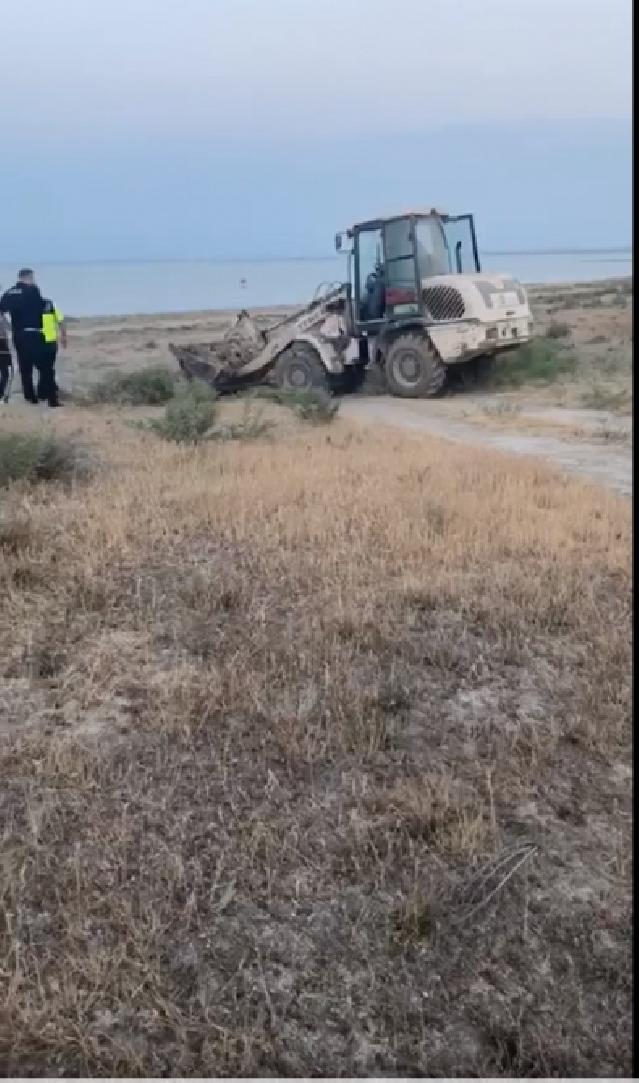 Yol polisi Sumqayıtda torpaq yollarda xəndəklər qazıb...