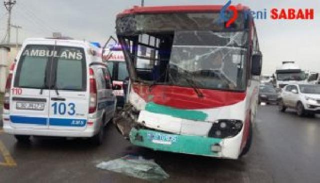 Bakıda sərnişin avtobusu betonqarışdıran maşınla toqquşdu