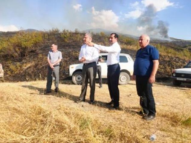 Ağsuda yanğın hələ davam edir:Nazir Muxtar Babayev hadisə yerinə getdi