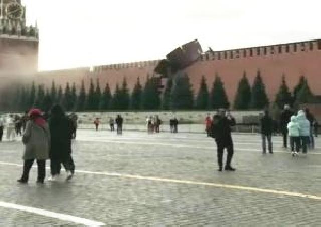 Qasırğa Kreml divarını uçurdu