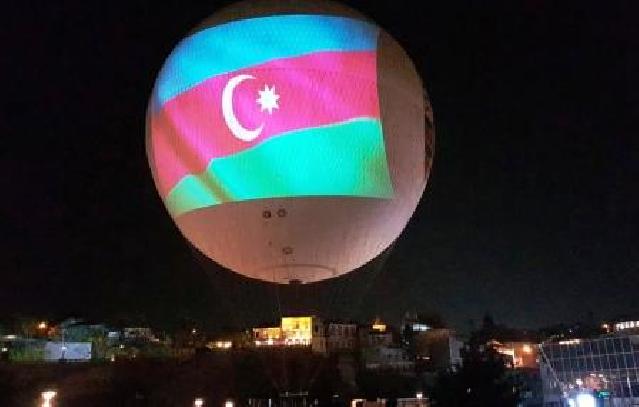 Azərbaycan bayrağı Tbilisi səmasını bəzəyib