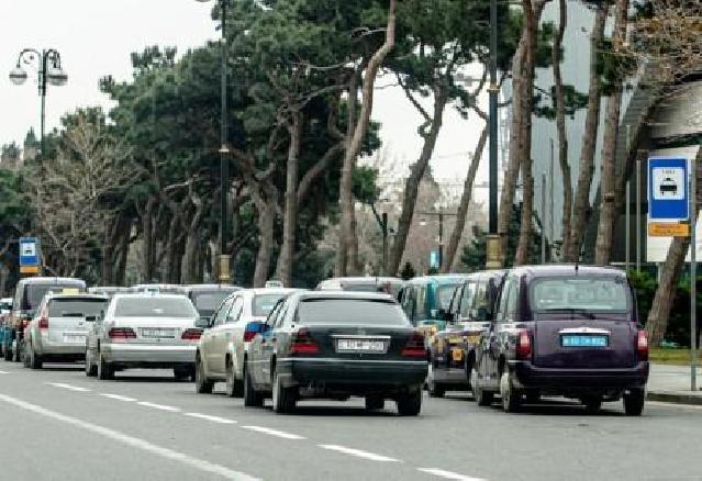 Taksi duracaqlarında başqa avtomobil saxlayanlar cərimələnəcək