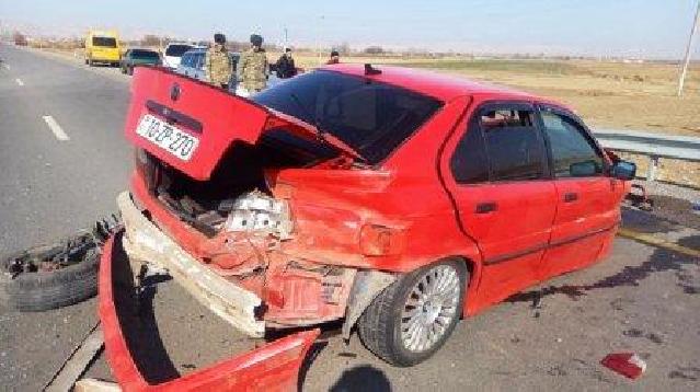 Qadın sürücü "BMW"ni iki "Jiquli"yə çırpdı,sonra da hadisə yerindən qaçdı