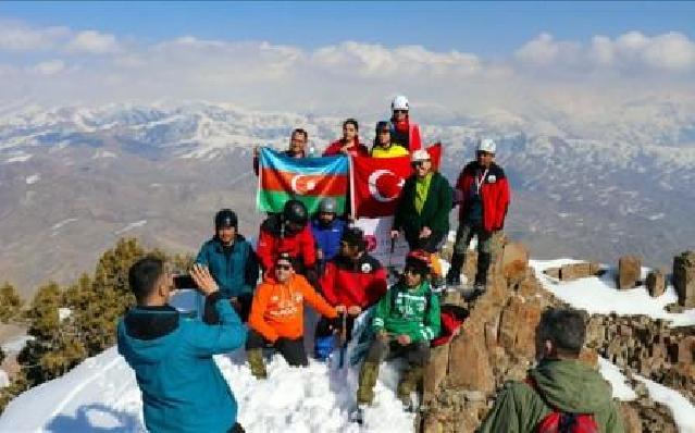 Türkiyə və Azərbaycan alpinistləri Xocalı qurbanlarını zirvədə andılar