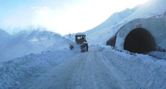 Güclü qar səbəbindən Gürcüstan-Rusiya yolu bağlanıb