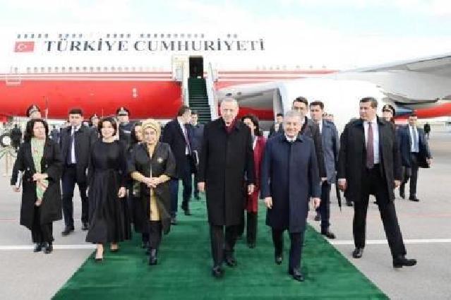 Ərdoğanı Daşkənd hava limanında Şavkat Mirziyoyev özü qarşılayıb