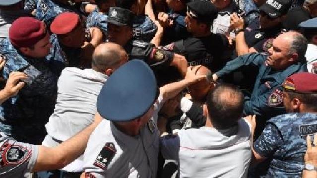 İrəvanda polis Nikol Paşinyanın istefası tələb edənləri saxlayıb