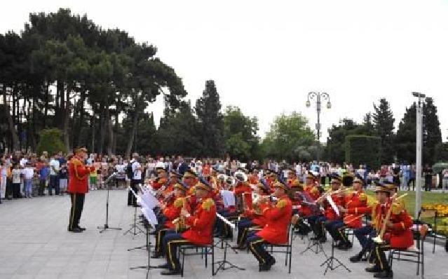 Paytaxtın müxtəlif yerlərində hərbi orkestrlərin nümunəvi çıxışları keçirilir