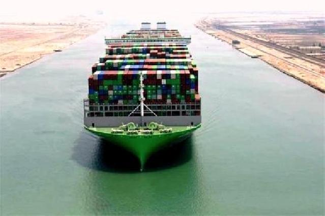 Dünyanın ən böyük konteyner gəmisi Süveyş kanalından uğurla keçib