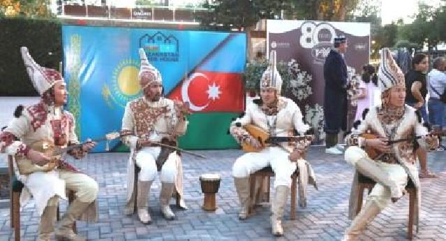 Qazaxıstanın folklor ansamblı Bakıda çıxış edib