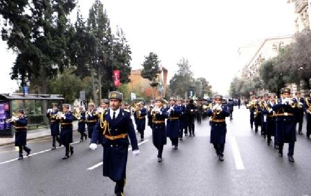 Paytaxtda hərbi orkestrlərin müşayiəti ilə yürüşlər keçirilir