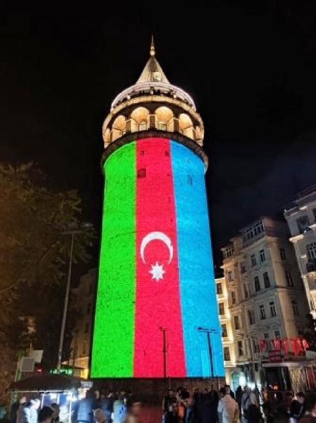İstanbulun rəmzləri Azərbaycan bayrağının rəngləri ilə işıqlandırılıb