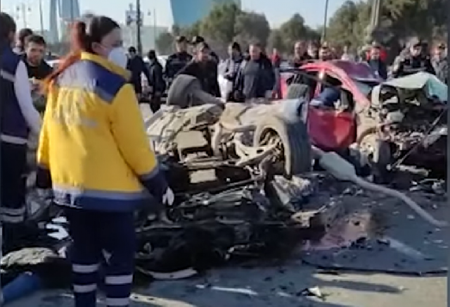 Bakıda “Toyota Prius” “Mercedes”lə toqquşub:3 nəfər ölüb