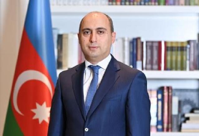 Nazir Emin Əmrullayev müəllimləri təbrik edib