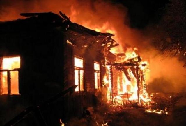 Xətai rayonunda ev yanıb