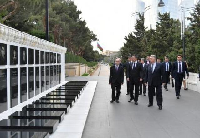 Qırğızıstan prezidenti Şəhidlər xiyabanını ziyarət edib